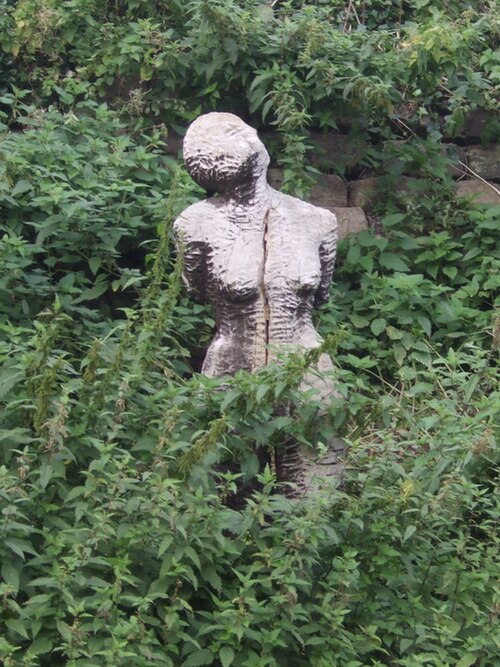 Памятная фигура «Кристина» у моста Уоркхаус в Ружли